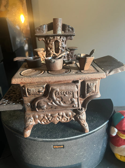 19th. Century Salesman sample Cast Iron oven complete with pans